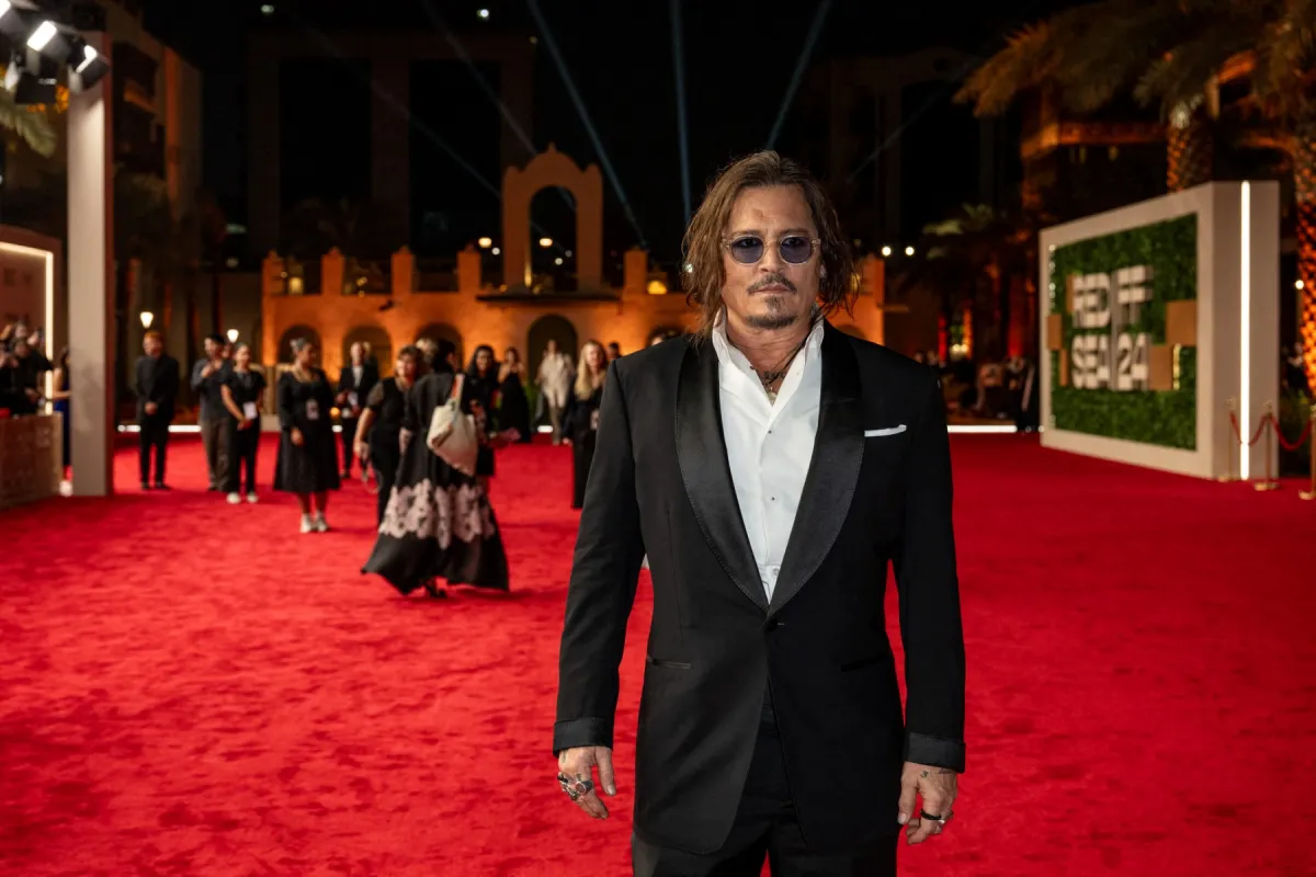 جوني ديب في مهرجان البحر الأحمر السينمائي الدولي 2024 في جدة، المملكة العربية السعودية (Johnny Depp at the Red Sea International Film Festival 2024 in Jeddah, Saudi Arabia). مصدر الصورة: Ammar ABD RABBO / Factstory for the Red Sea International Festival (RSFF) / AFP
