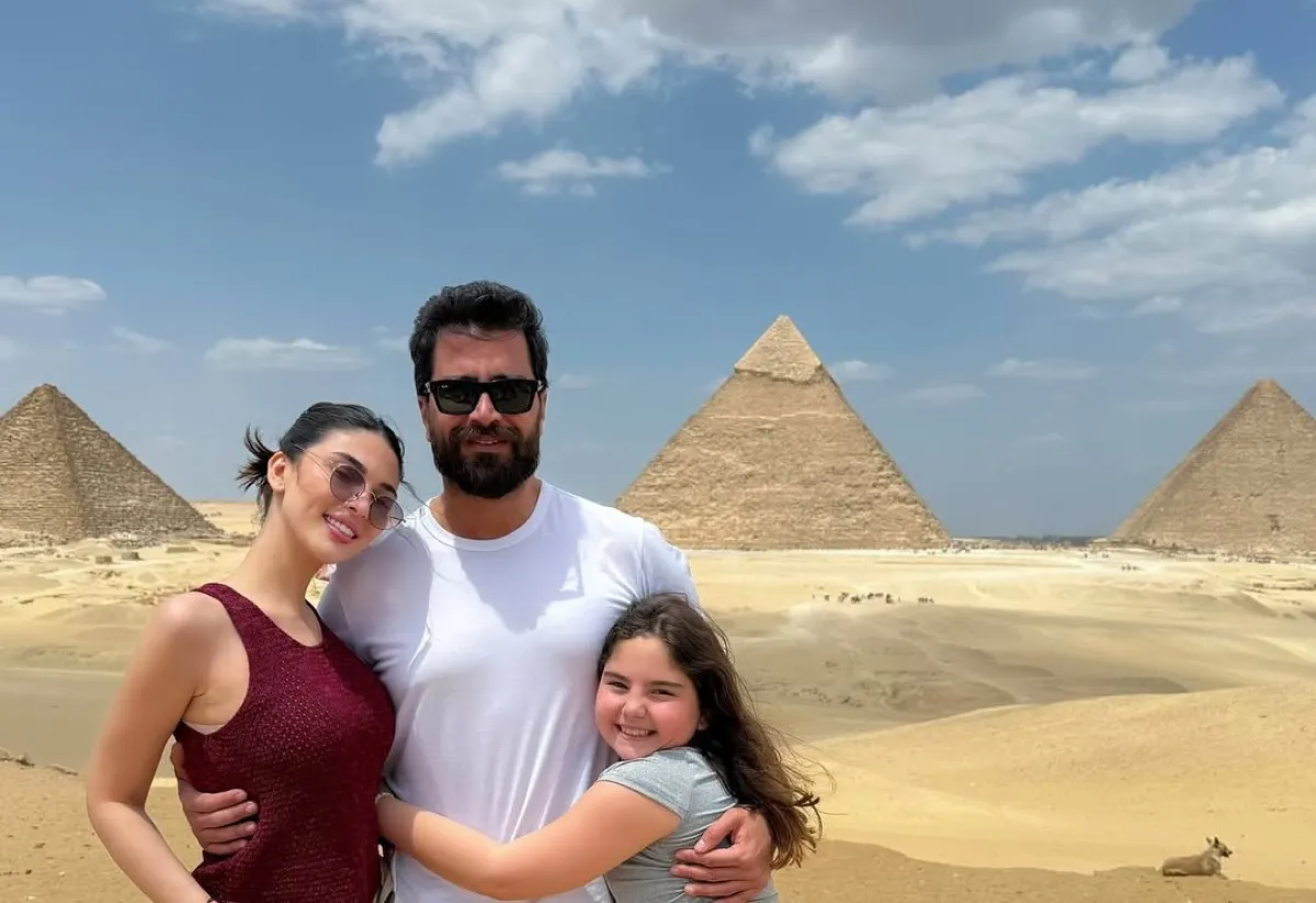 معتصم النهار متوسطًا زوجته لين برنجكجي وابنتهما ساندرا- الصورة من حساب لين على إنستغرام