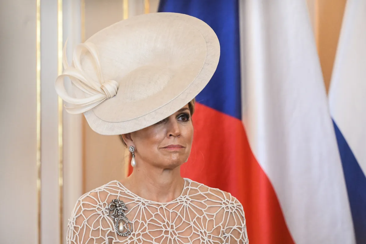 الملكة ماكسيما ترتدي بروشاً ألماسياً على كتفها الأيمن خلال زيارة رسمية