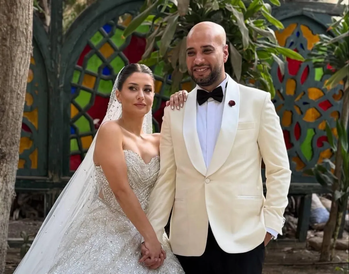 حاتم صلاح وعروسه - الصورة من مكتبه الصحفي