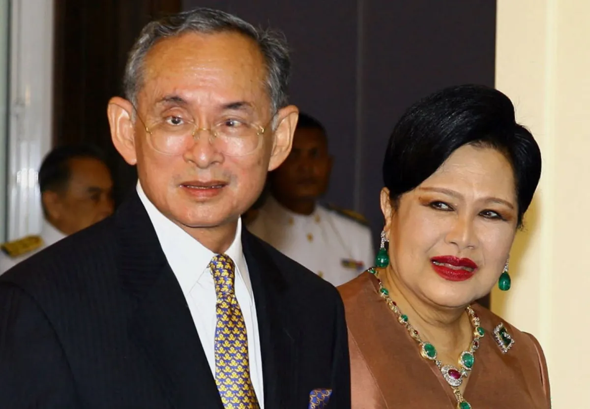 الملك بوميبول أدولياديج والملكة سيريكيت في بانكوك (King Bhumibol Adulyadej and Queen Sirikit in Bangkok). مصدر الصورة:  الديوان الملكي التايلاندي 