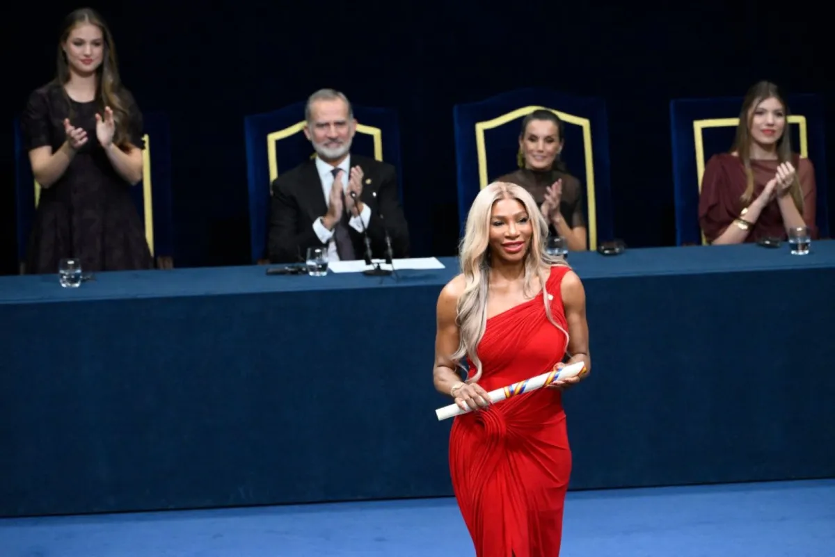 سيرينا ويليامز تتسلم جائزة أميرة أستورياس للرياضة (Serena Williams receives the Princess of Asturias Award for Sports). مصدر الصورة: Miguel RIOPA / AFP