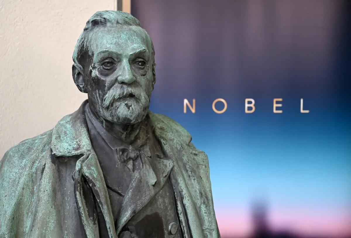 تمثال نصفي للكيميائي والمخترع ورجل الأعمال السويدي ألفريد نوبل، مؤسس جوائز نوبل وسمي باسمه، في 6 أكتوبر 2025 في معهد كارولينسكا في ستوكهولم، السويد ( مصدر الصورة: Jonathan Nackstrand / AFP)