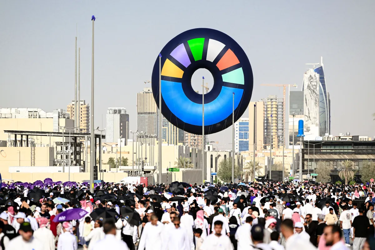 حضور كبير من الزوارة لمسيرة افتتاح موسم الرياض 2025 