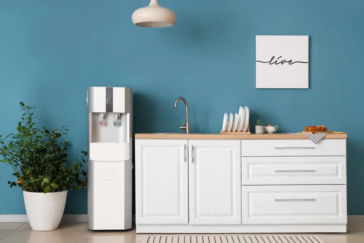 مبرد الماء أو الكولر في المطبخ