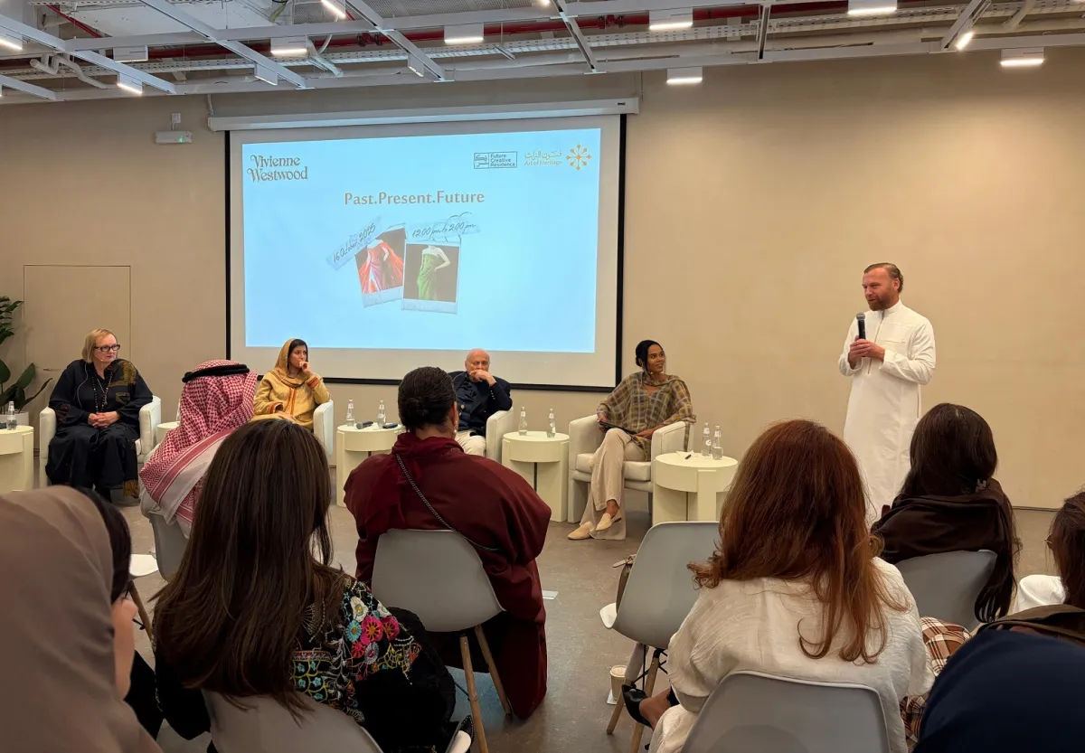 بوراك شاكماك خلال الجلسة الحوارية التي جمعت فنون التراث وعلامة فيفيان وستوود