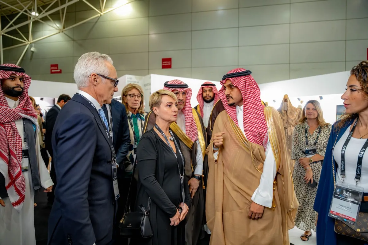 الأمير سعود بن تركي الفيصل يتفقد معرض أسبوع أسلوب الحياة السعودي