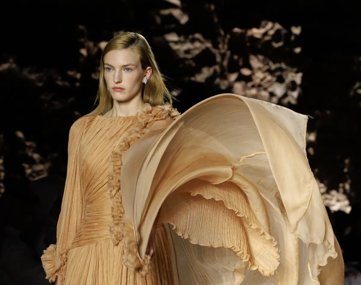 فستان من أشواق المرشد -الصورة من المكتب الاعلامي