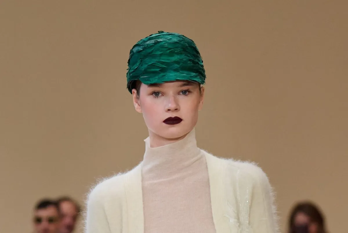 تسريحات شعر بأكسسوار أخضر