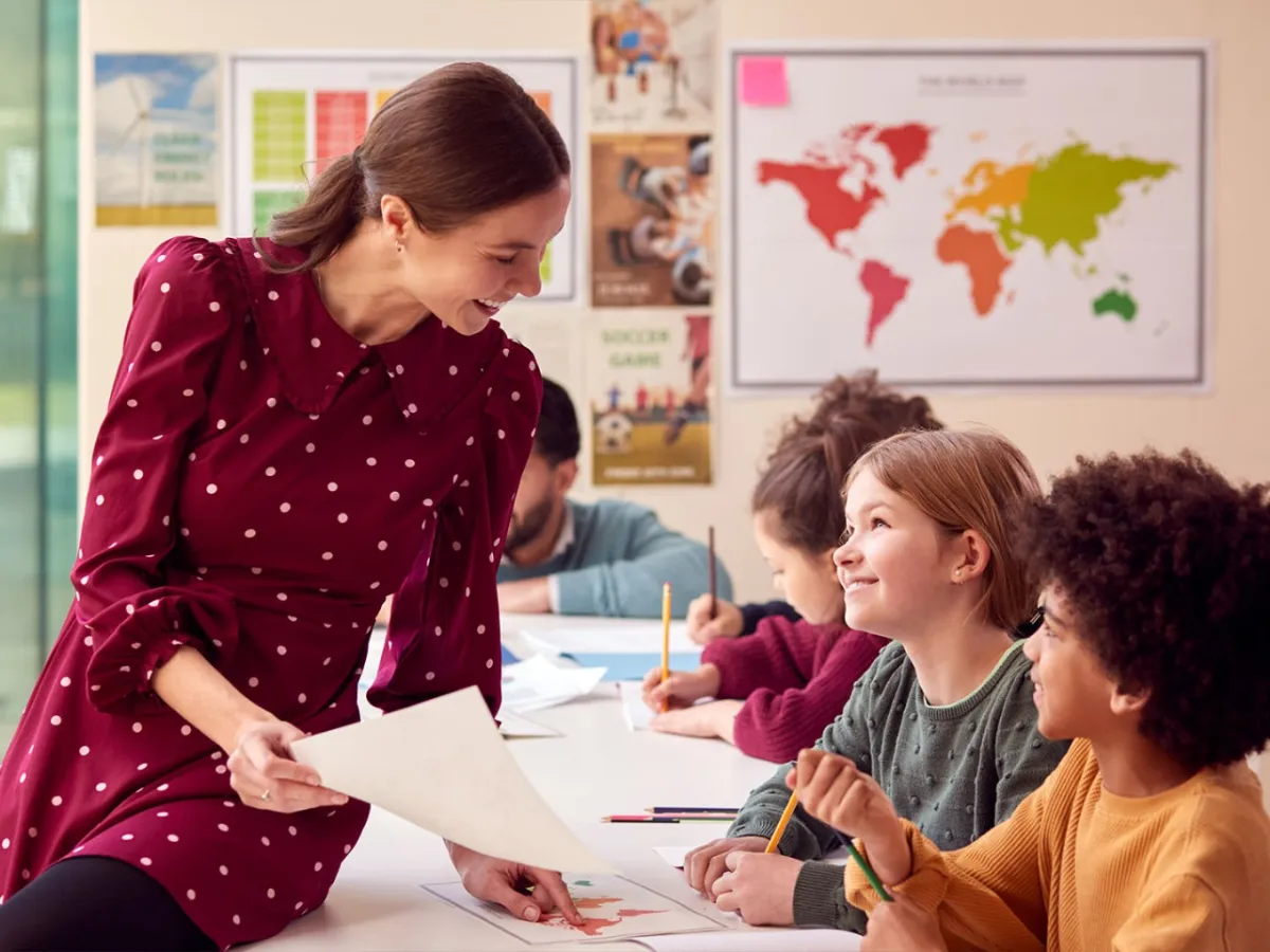 صورة لمعلمة الفصل وسط طلابها