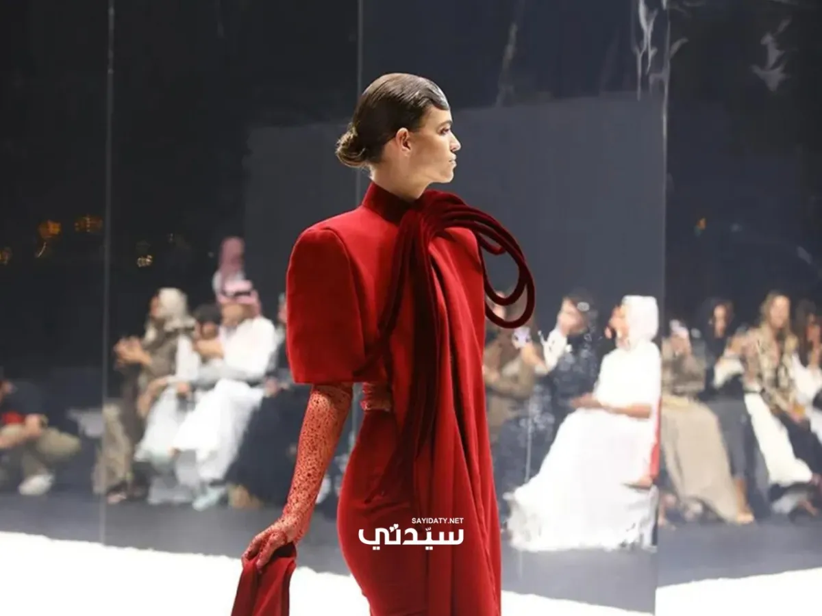 فستان أحمر من تيما عابد من عروض أسبوع الأزياء في الرياض 2024  - تصوير مي الحربي - خاص سيدتي