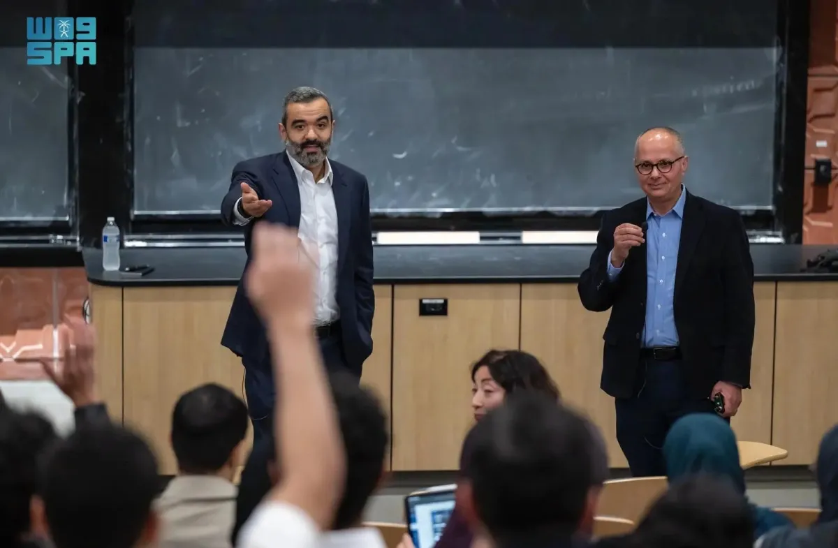 لقطات من احتفاء الطلبة السعوديين بالبروفيسور عمر ياغي – الصورة من وكالة الأنباء السعودية "واس"