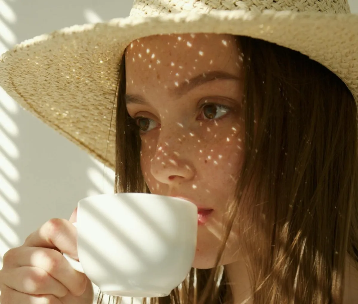 فتاة تشرب القهوة- المصدر: pexels-anna-nekrashevich