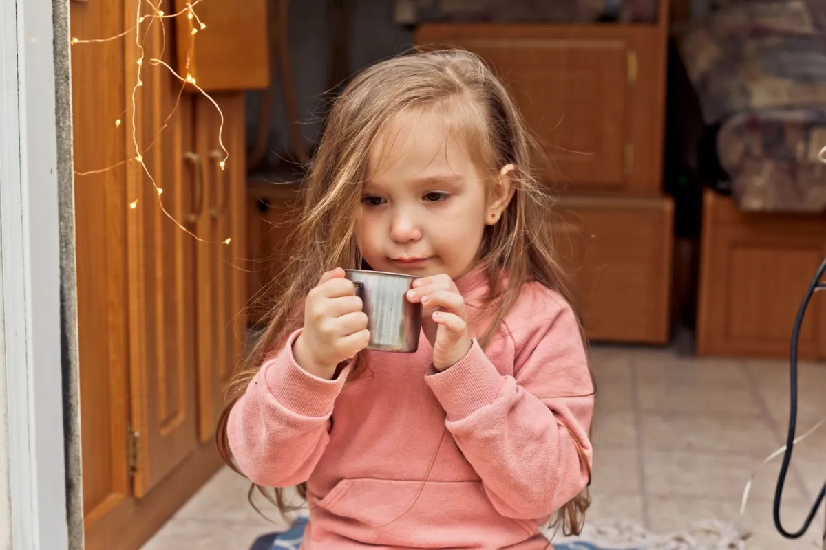 صورة لطفلة تشرب مشروباً منزلياً مهديئاً للسعال