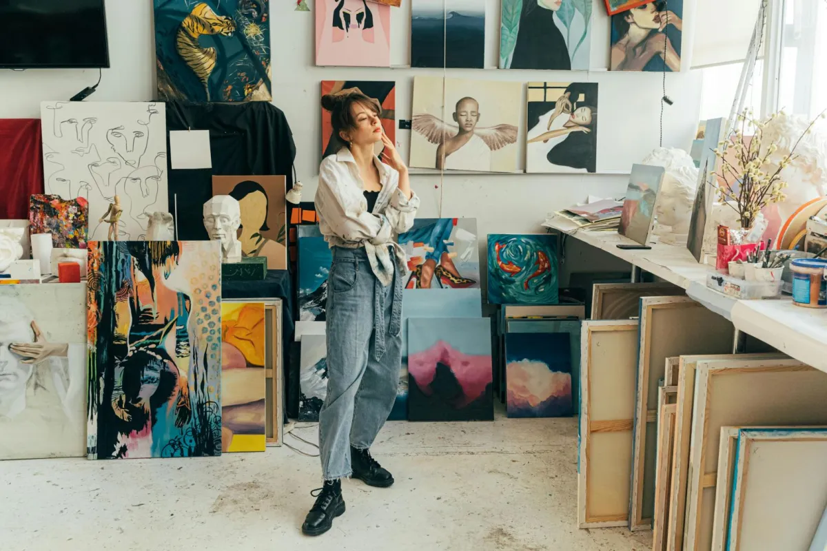 فنانة تشكيلية شابة تستعرض لوحاتها لكي تشارك في معرض فني