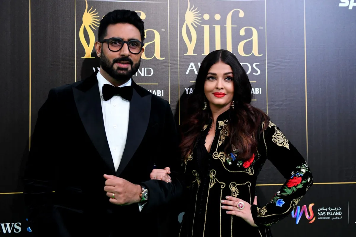 أبهيشيك باتشان مع زوجته آيشواريا راي باتشان Abhishek Bachchan with wife Aishwarya Rai Bachchan في حفل جوائز الأكاديمية الدولية للأفلام الهندية 2022. مصدر الصورة: Ryan LIM / AFP
