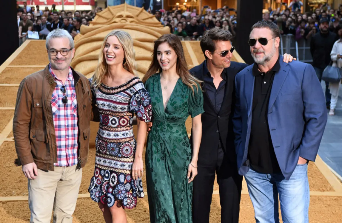 نجوم فيلم ‏The Mummyيلتقطون صورًا أمام منحوتة رملية عملاقة لتابوت في سيدني ‏Stars of the ‎movie The Mummy for photos in front of a giant sand sculpture of a ‎sarcophagus in Sydney ‎‏ - مصدر الصورة: (‏Sydney Photo by WILLIAM WEST / ‎AFP‏) ‏