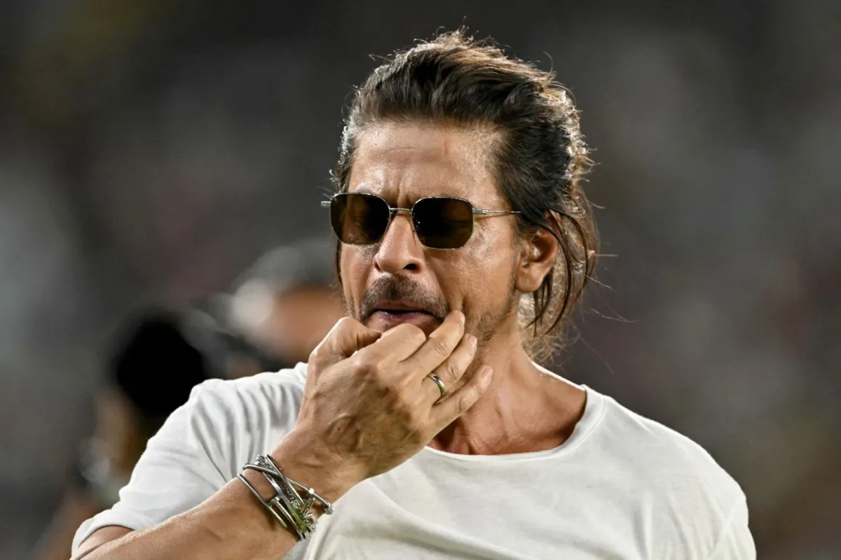 شاروخان في ملعب ناريندرا مودي في أحمد آباد (Shah Rukh Khan in the Narendra Modi Stadium of Ahmedabad). مصدر الصورة: Punit PARANJPE / AFP