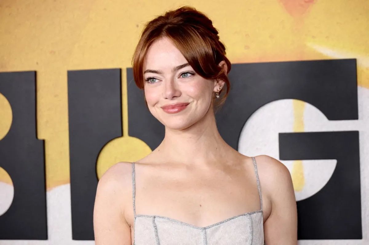 إيما ستون في نيويورك (Emma Stone in New York City). مصدر الصورة Photo by Jamie McCarthy / GETTY IMAGES NORTH AMERICA / Getty Images via AFP
