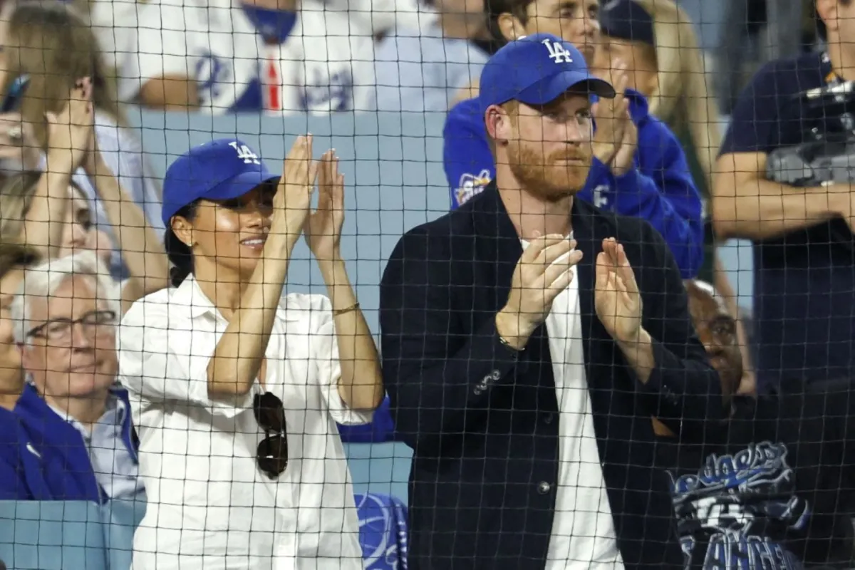 الأمير هاري وميغان في ملعب دودجر في لوس أنجلوس، كاليفورنيا ( Prince Harry and Meghan at Dodger Stadium in Los Angeles, California). مصدر الصورة: Ronald Martinez/Getty Images/AFP