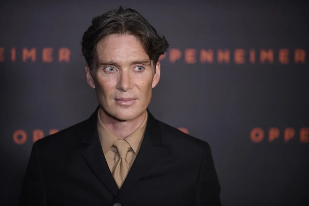 كيليان مورفي في العرض الأول لفيلم أوبنهايمر في باريس (Cillian Murphy at the Paris premiere of Oppenheimer ). مصدر الصورة: JULIEN DE ROSA / AFP