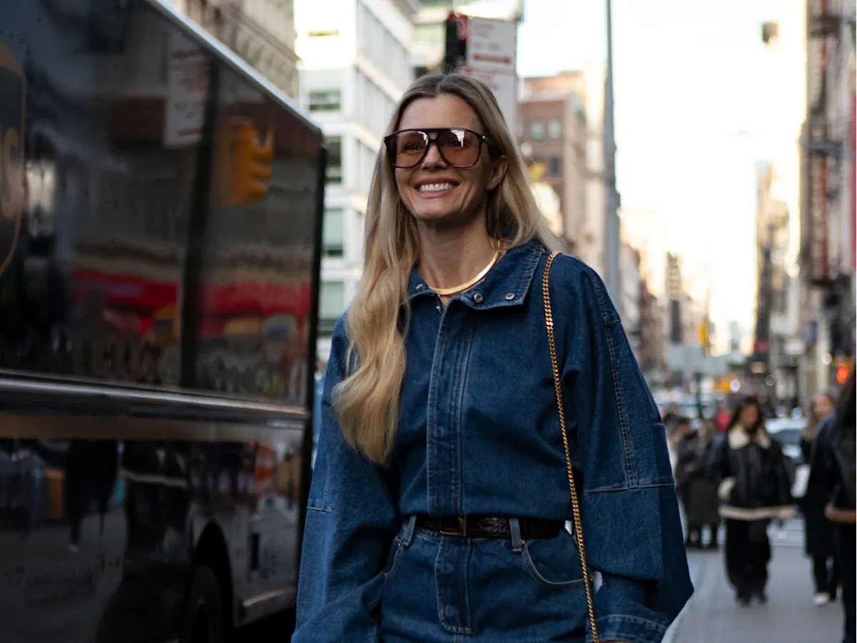 القميص الدنيم مع تنورة من الخامة نفسها - الصورة من Launchmetrics/Spotlight ©