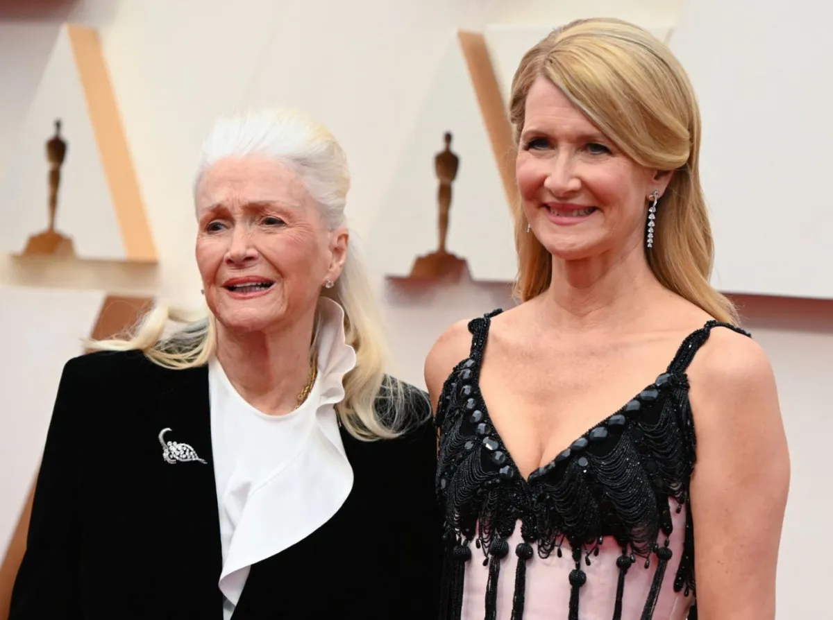 لورا ديرن مع والدتها ديان لاد Laura Dern with mom Diane في حفل توزيع جوائز أوسكار 2020. مصدر الصورة: Ladd Robyn Beck / AFP