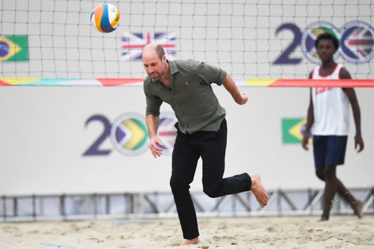 الأمير ويليام على شاطئ كوباكابانا في ريو دي جانيرو بالبرازيل (Prince William at Copacabana Beach in Rio de Janeiro, Brazil). مصدر الصورة: DANIEL RAMALHO / AFP