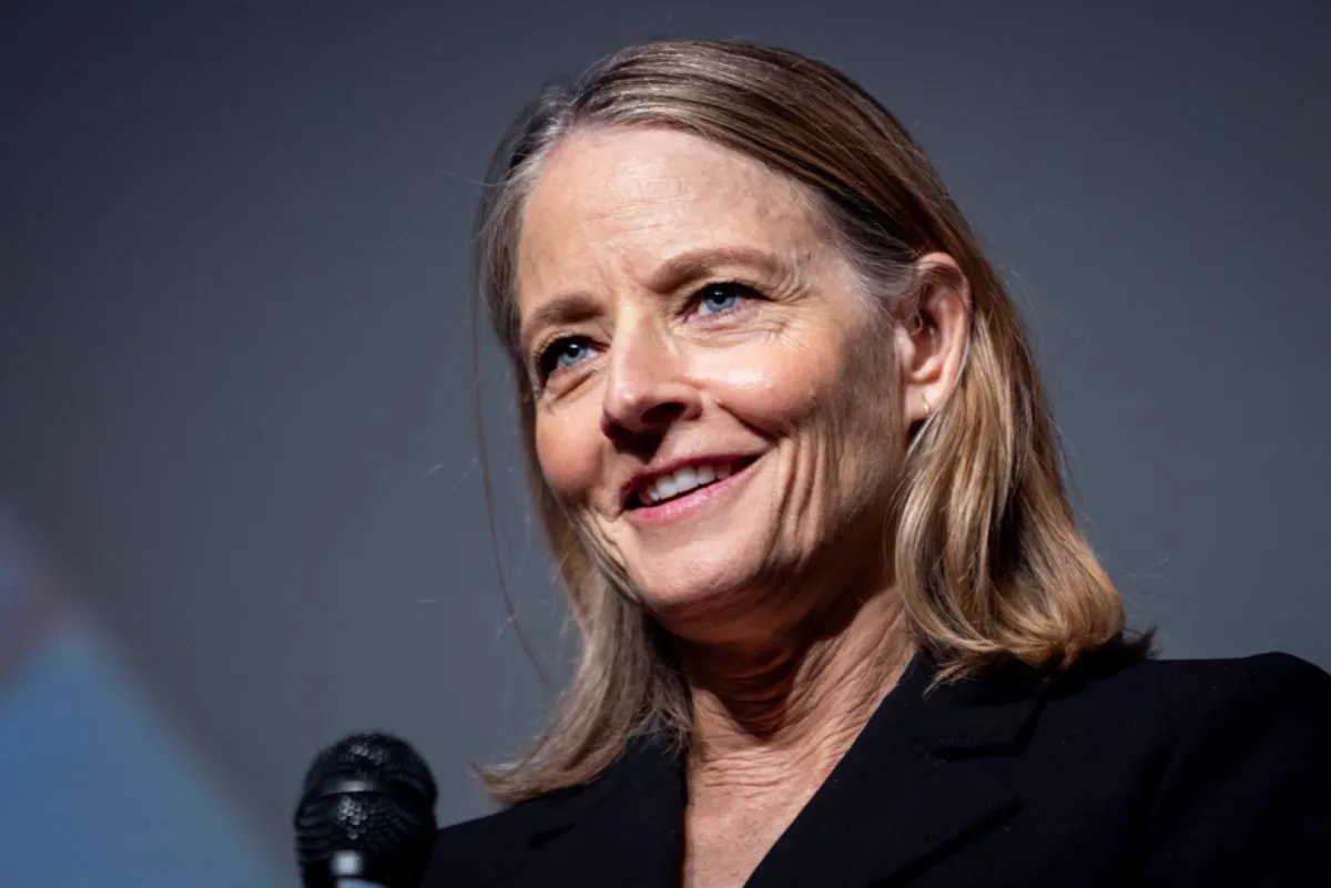 جودي فوستر في مسرح نقابة المخرجين الأمريكيين في لوس أنجلوس، كاليفورنيا (Jodie Foster at the DGA Theater in Los Angeles, California). مصدر الصورة: ETIENNE LAURENT / AFP
