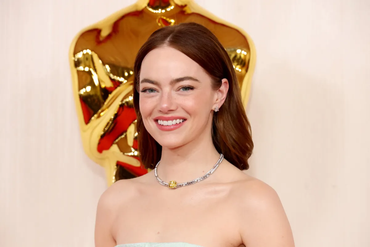 إيما ستون ترتدي عقداً مرصعاً بالألماس 