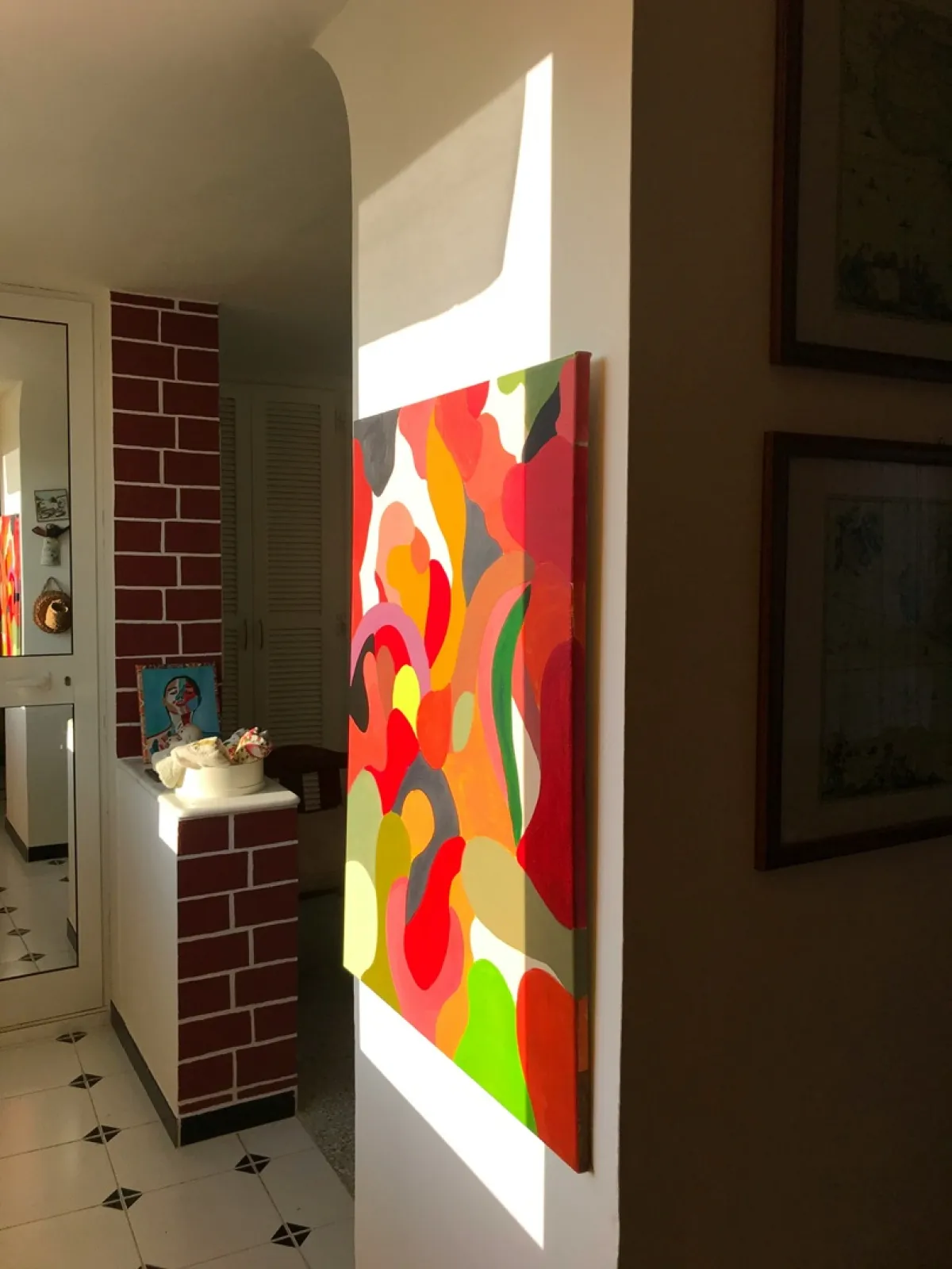 عمل فني تجريدي على الحائط 