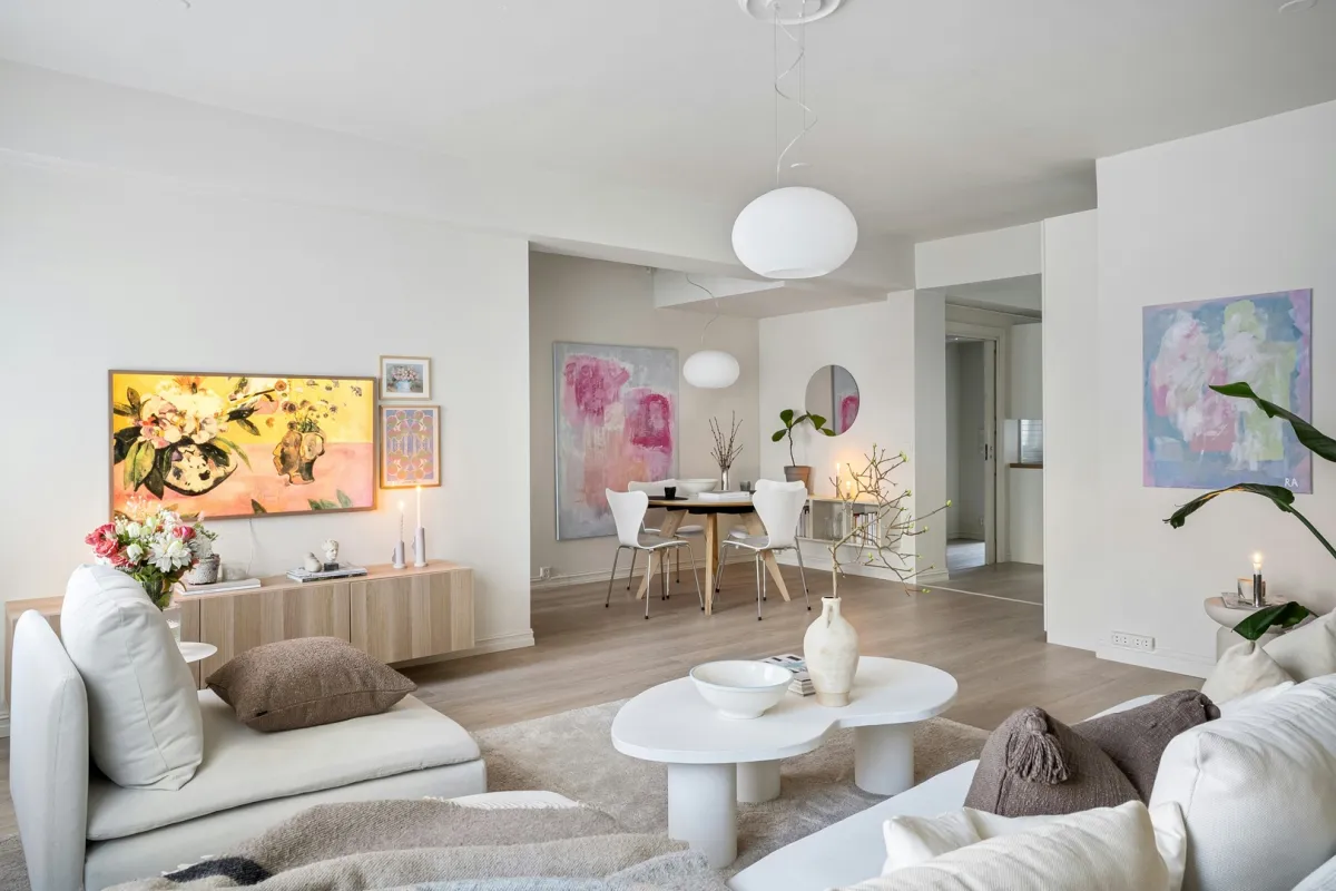 غرفة معيشة مودرن مميزة بألوانها الفاتحة