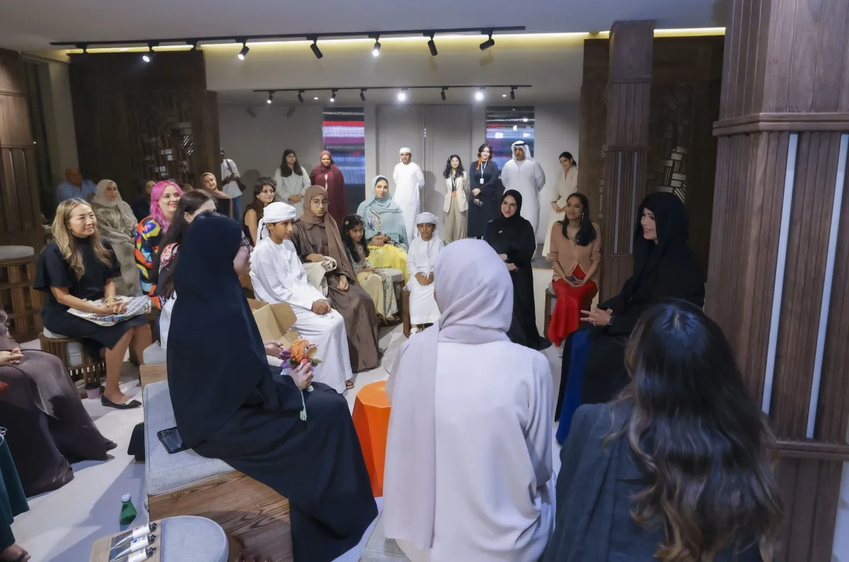 لطيفة بنت محمد خلال لقائها بالحرفيين وأصحاب المشاريع الناشئة. الصورة من الحساب الرسمي للشيخة لطيفة بنت محمد على منصة x 