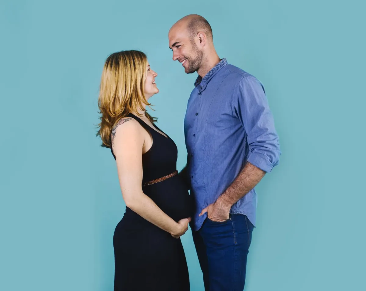 صورة لزوج محب مع زوجته الحامل