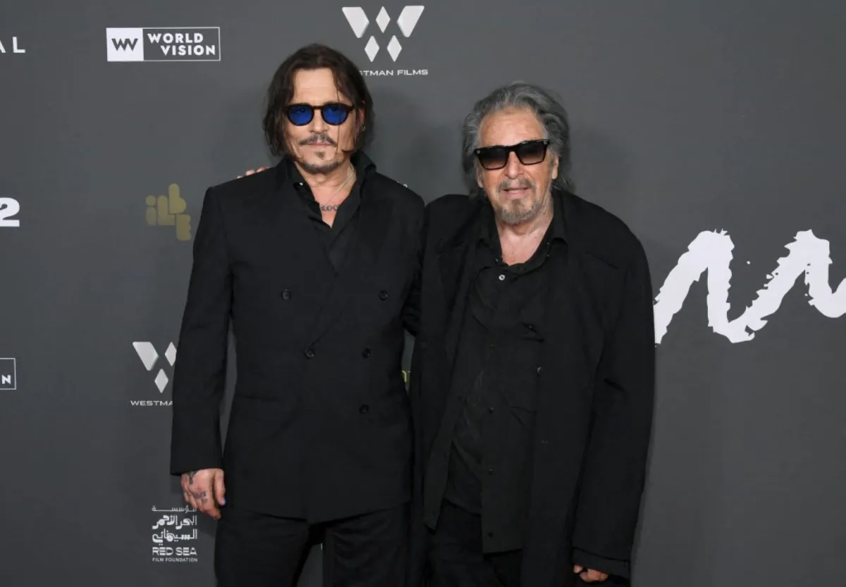 جوني ديب وآل باتشينو في مسرح نقابة الكتاب في بيفرلي هيلز، كاليفورنيا (Johnny Depp and Al Pacino at Writers Guild Theater in Beverly Hills, California). مصدر الصورة: Alberto E. Rodriguez/Getty Images/AFP