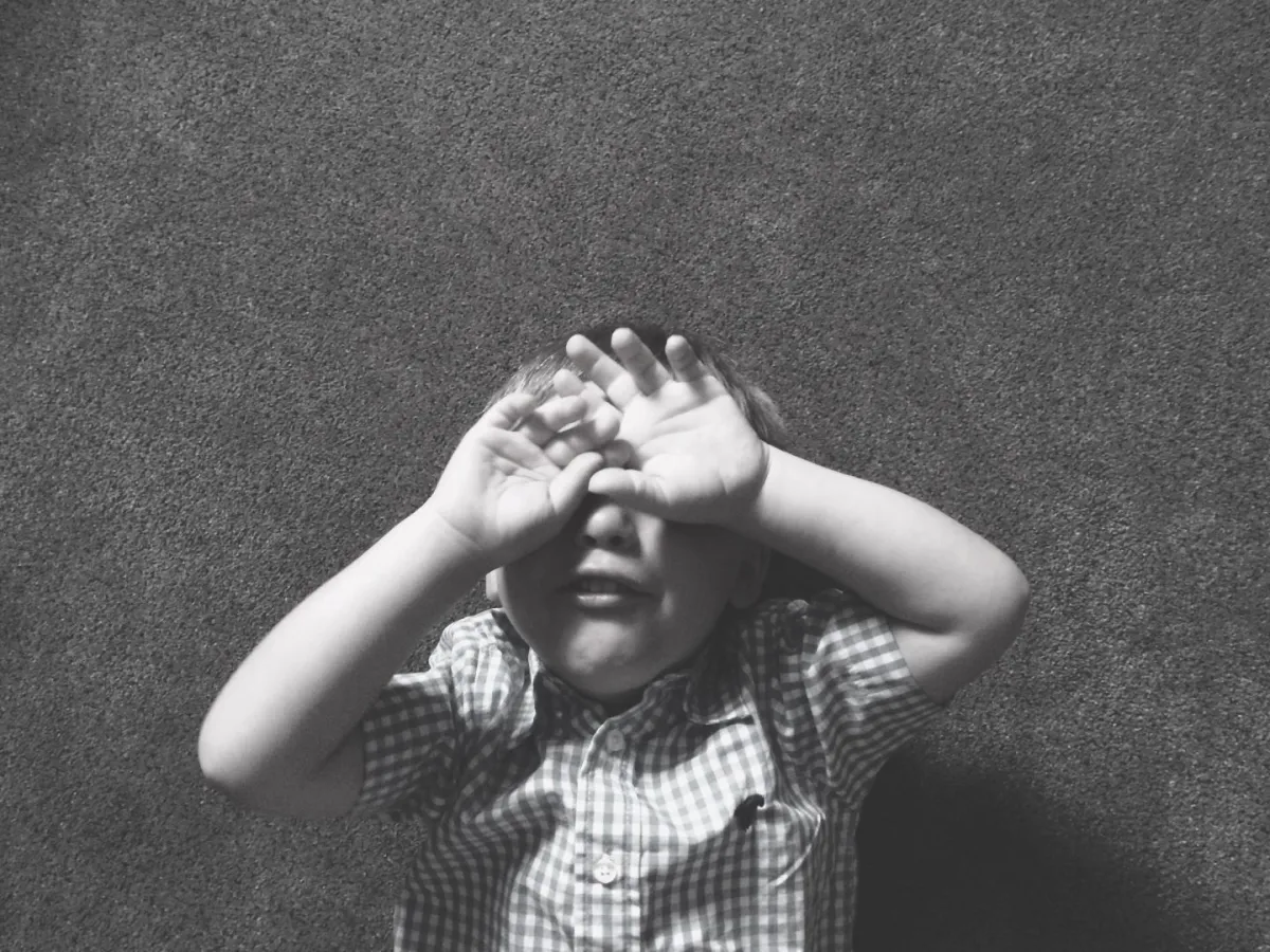 صورة طفل يبكي بعد سقوطه على جبهته