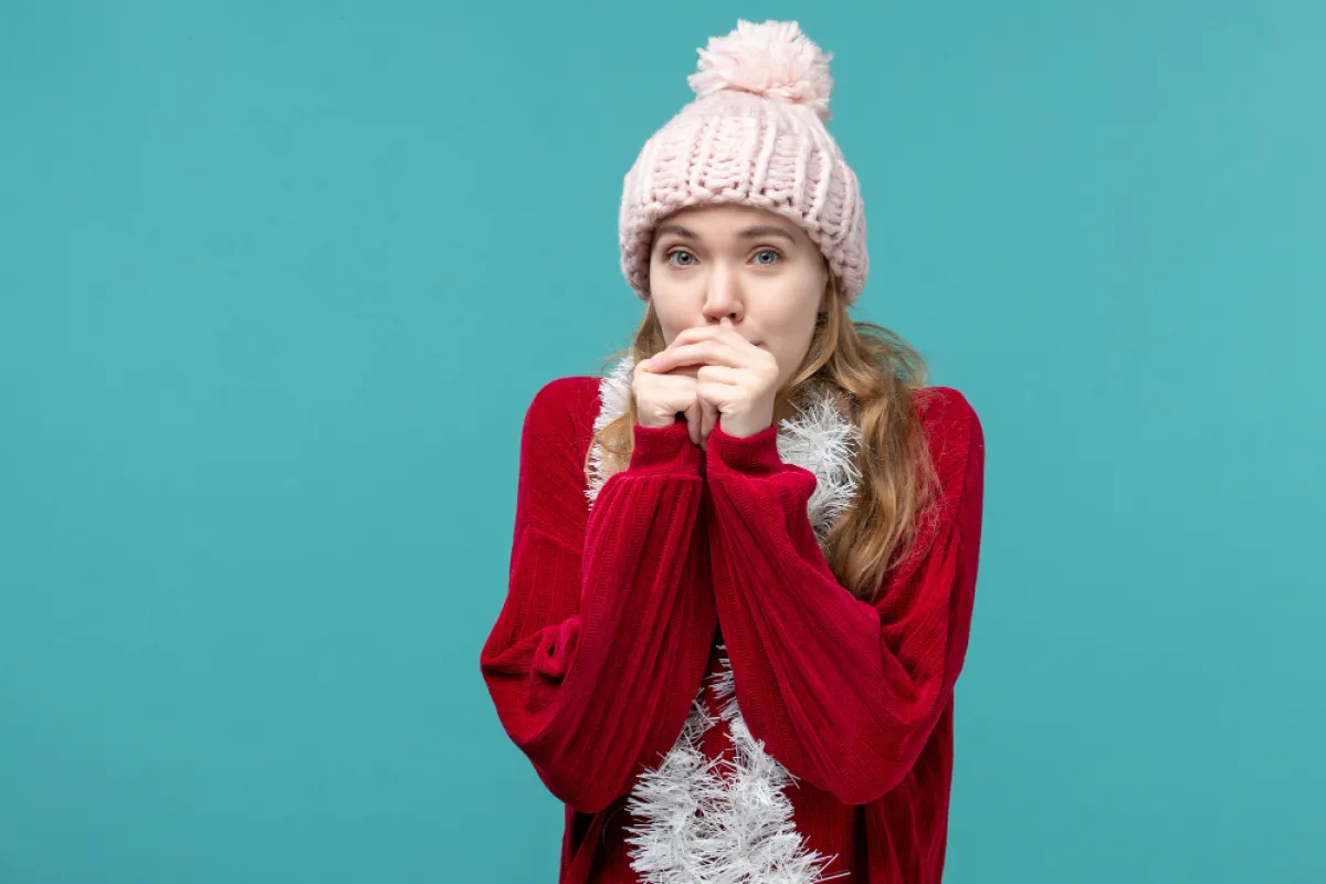 امرأة تشعر بالبرد- المصدر freepik