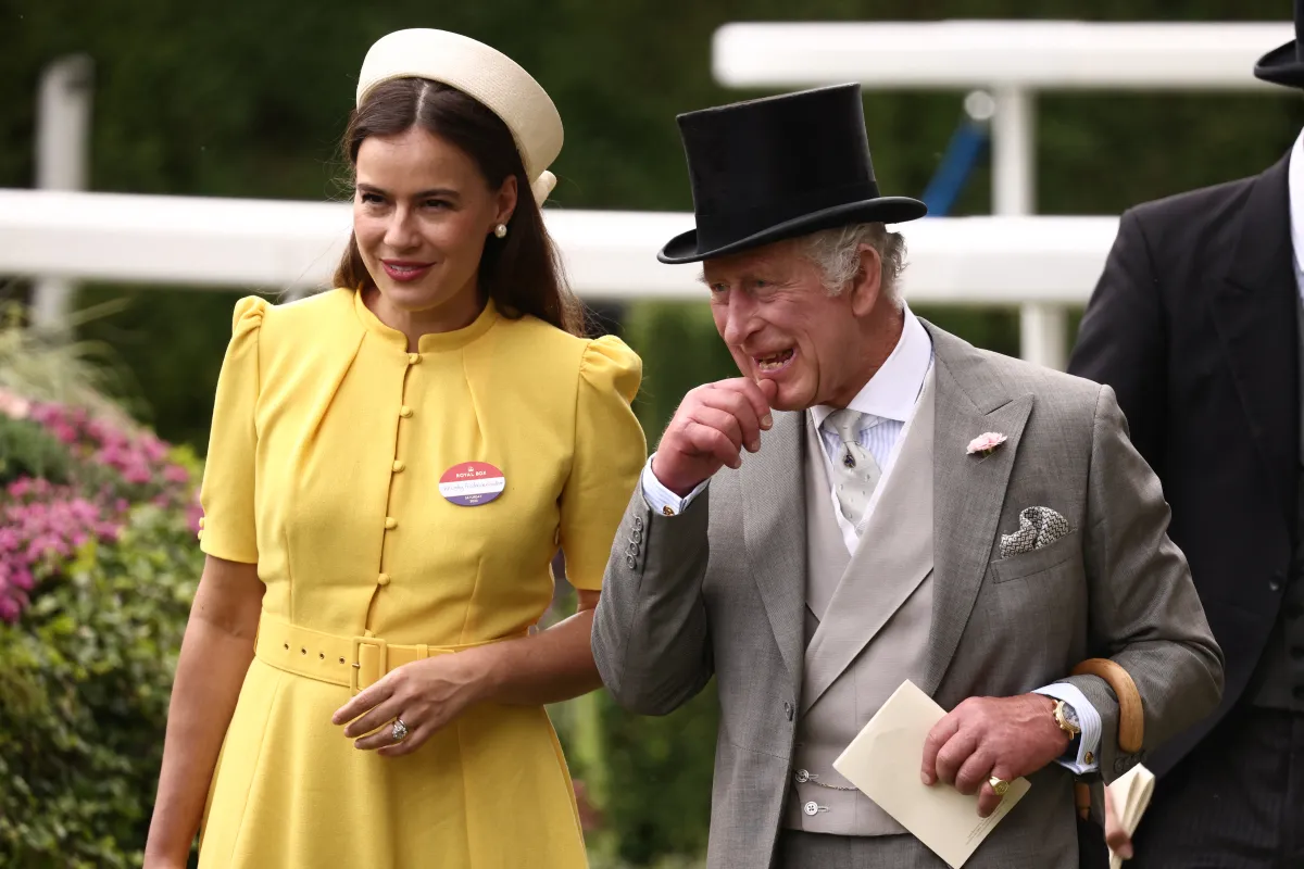 ليدي فريدريك وندسور بصحبة الملك تشارلز في لندن (Lady Frederick Windsor with King Charles in London). مصدر الصورة: HENRY NICHOLLS / AFP