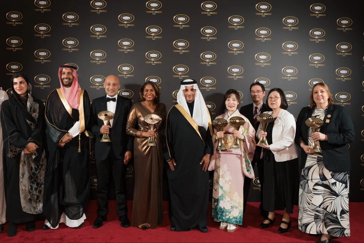 وزير السياحة رئيس مجلس إدارة منتدى TOURISE الأستاذ أحمد بن عقيل الخطيب مع الجهات الفائزة. الصورة من الحساب الرسمي لوزير السياحة على منصة x