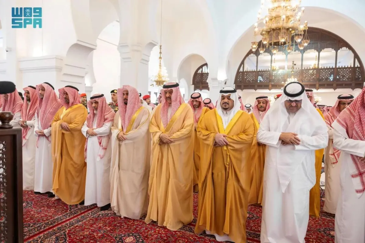الأمير محمد بن عبدالرحمن بن عبدالعزيز نائب أمير منطقة الرياض وهو يؤدي صلاة الميت على ناصر بن جريد الجريد في جامع الملك خالد بالرياض
