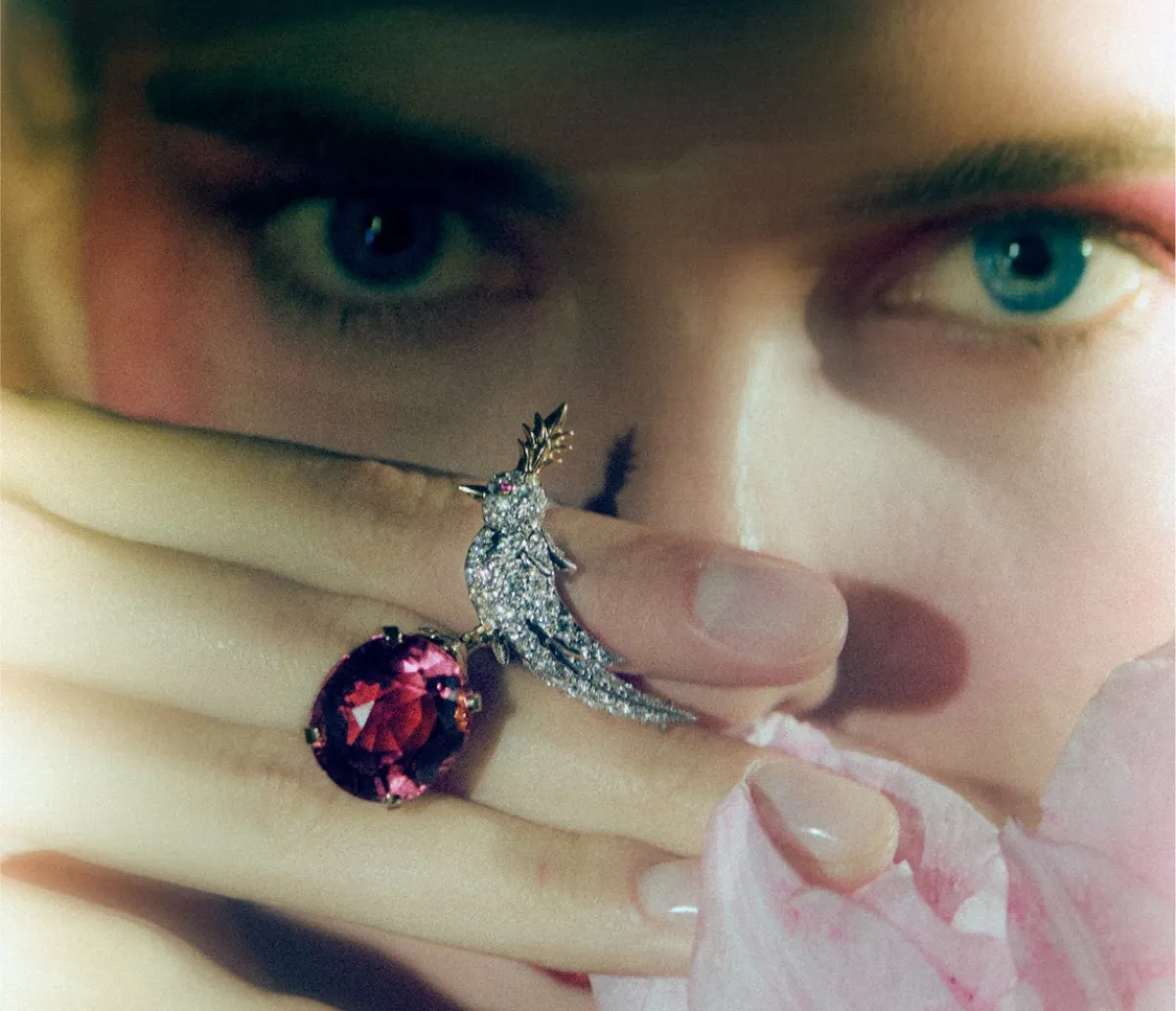 من مجموعة Bird on a Rock من جين شلوبرغر باي تيفاني أند كو. Jean Schlumberger By Tiffany. & Co - تصوير | ميشال تقلا Michel Takla - التاريخ | نوفمبر 2024 – العدد | 2230