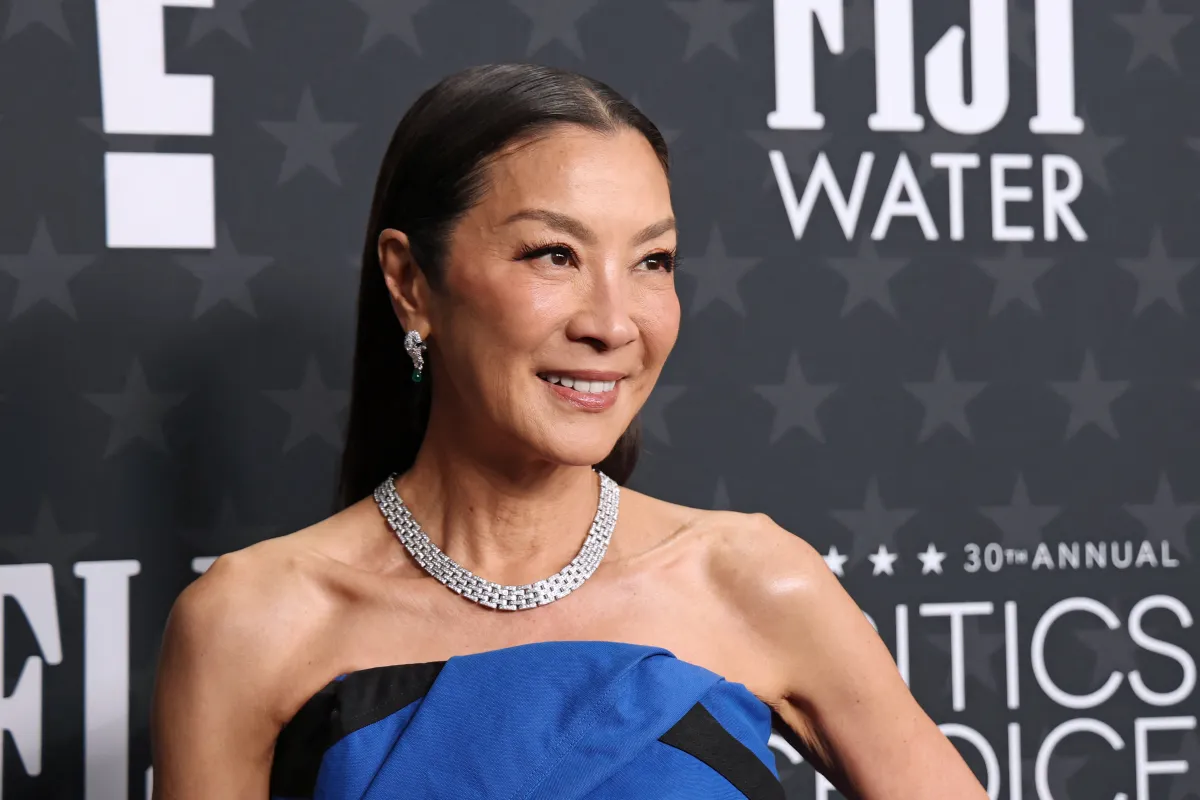 ميشيل يوه Michelle Yeoh في حفل توزيع جوائز اختيار النقاد الـ 30 لعام 2025. مصدر الصورة: Michael Tran / AFP