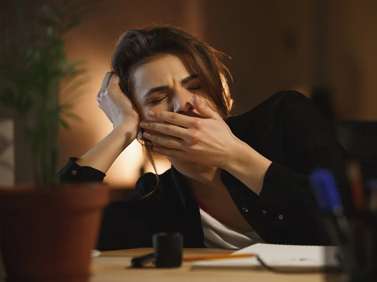 لماذا أشعر بالنعاس بعد الأكل؟ Image by drobotdean on Freepik