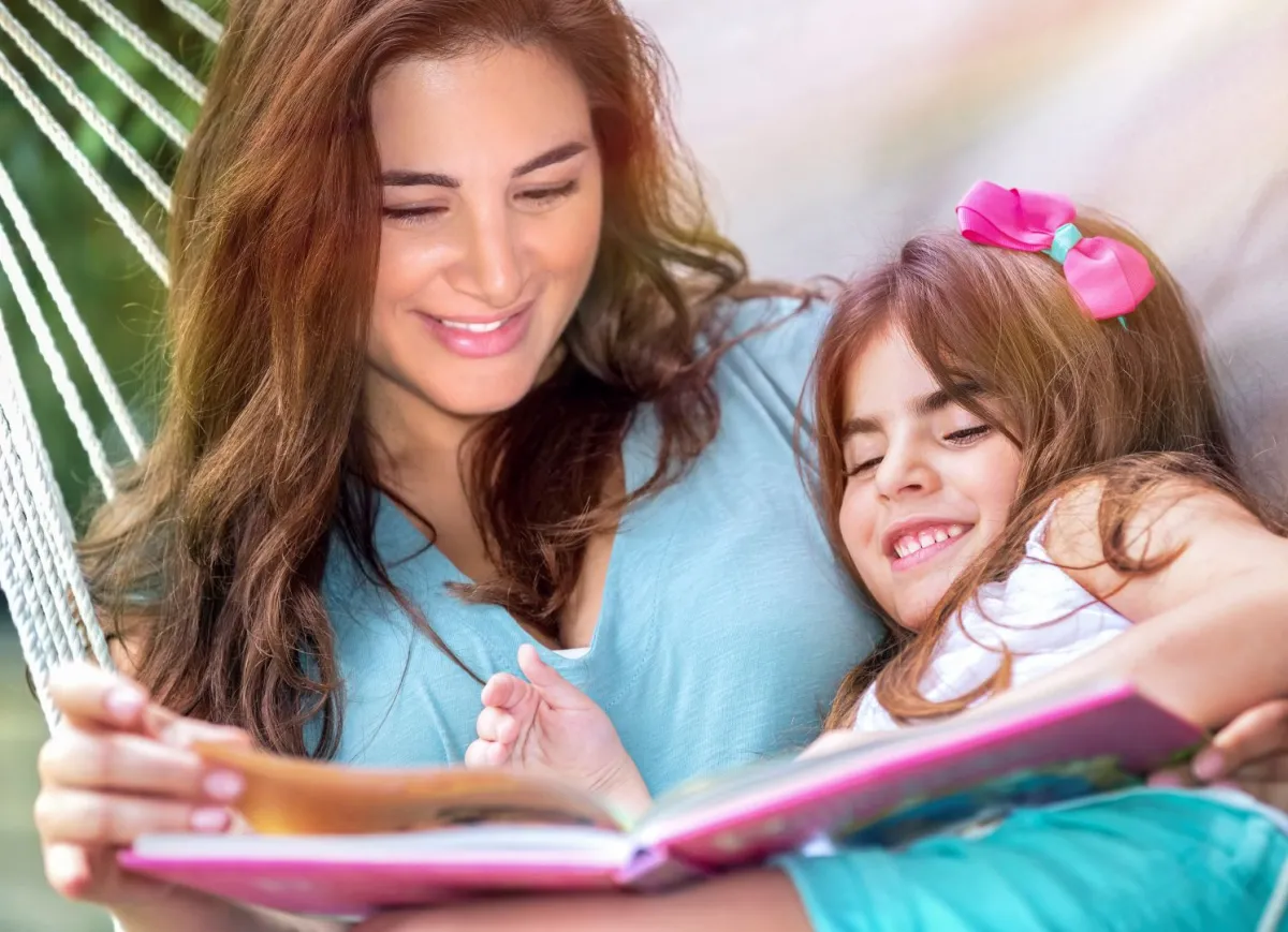 صورة أم تقرأ القصة