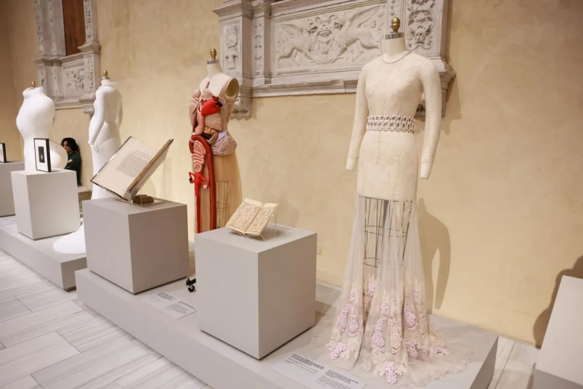 عرض صحفي لمعرض معهد الأزياء لربيع 2026 في متحف متروبوليتان للفنون. مصدر الصورة: Theo Wargo/Getty Images/AFP