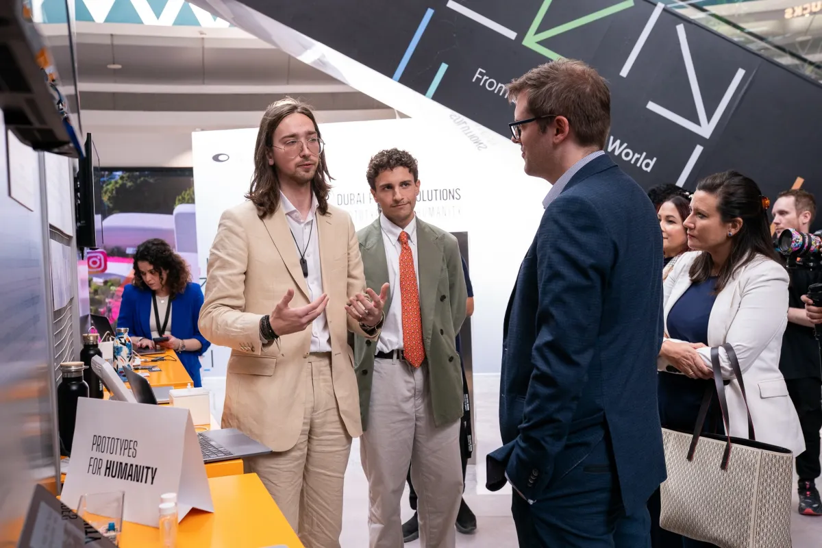 مبتكرون شباب يستعرضون مشاريعهم أمام الحضور