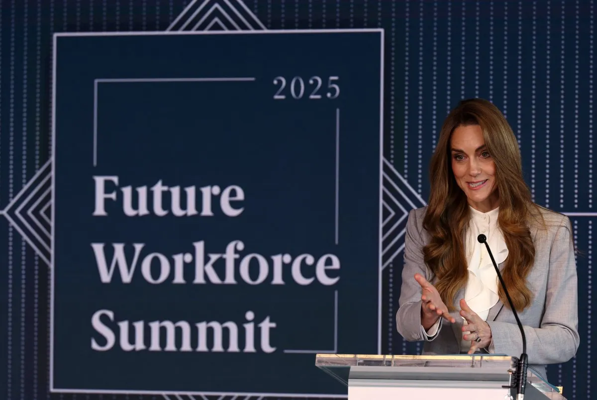 أميرة ويلز تُلقي خطابًا في قمة القوى العاملة المستقبلية في لندن ( The Princess of Wales delivers a speech at the Future Workforce Summit in London ). مصدر الصورة: ADRIAN DENNIS / POOL / AFP
