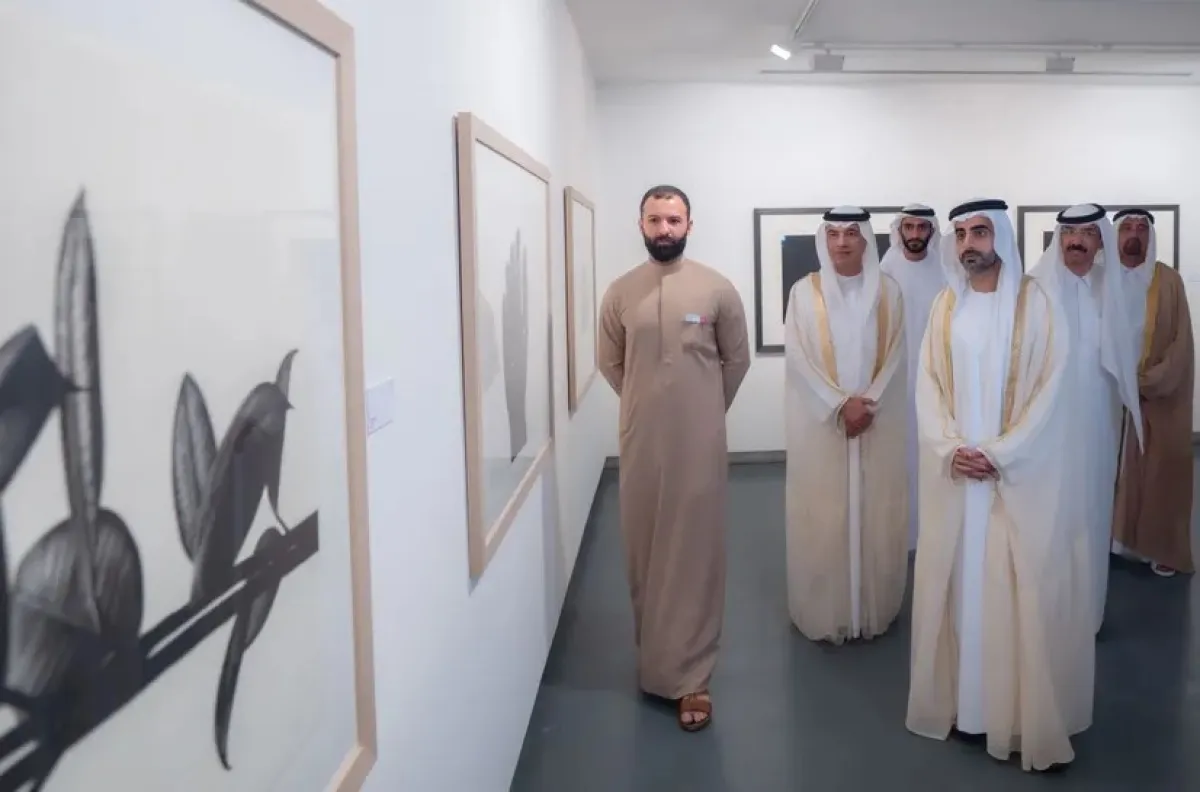  الشيخ الدكتور سالم بن عبد الرحمن القاسمي خلال جولته في معرض  الشارقة للفنون الإسلامية. الصورة من مكتب الشارقة الإعلامي