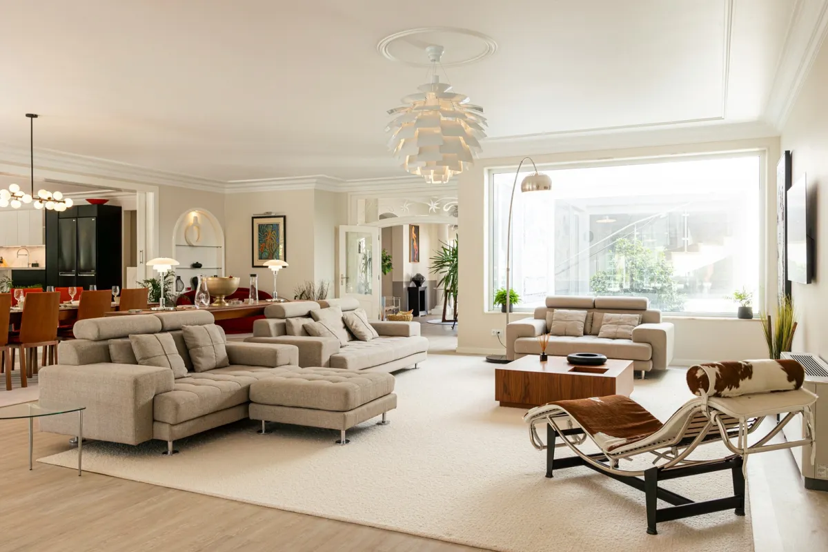 منزل مفتوحة أركانه على بعضها مع سجادة كبيرة