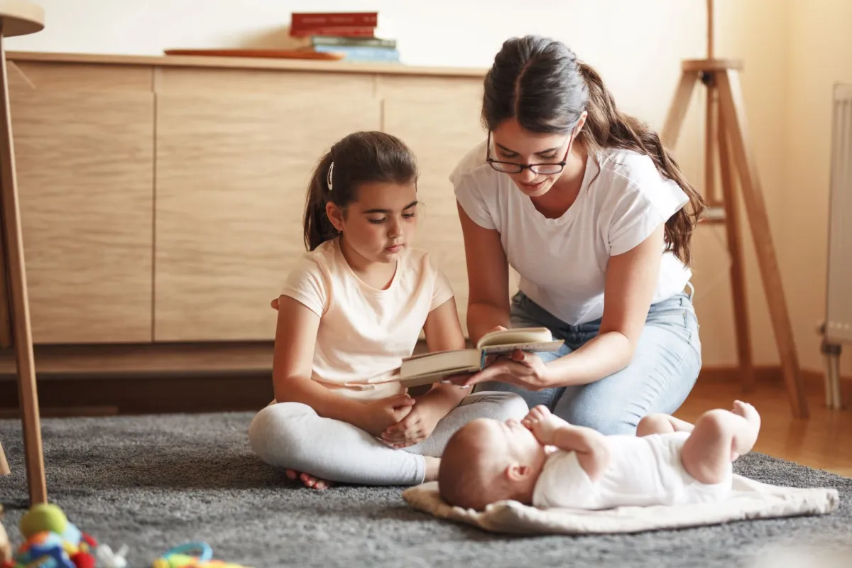 صورة أم تقرأ القصص لطفلتها